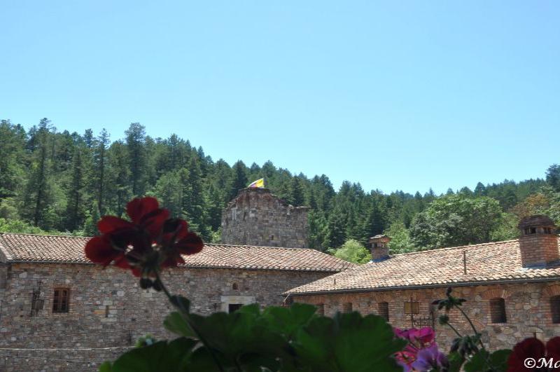Castello Di Amorosa: каменные стены и черепица под солнцем Калифорнии